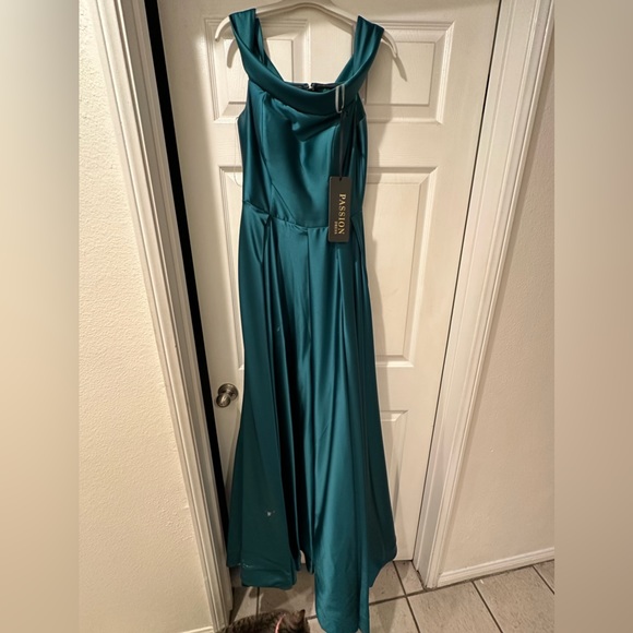 Emerald green prom dress - Picture 1 of 7